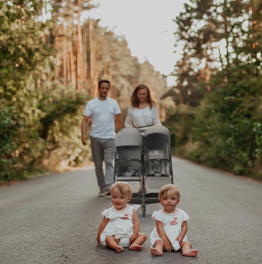 papas paseando con la silla de paseo ligera gemelar inglesina